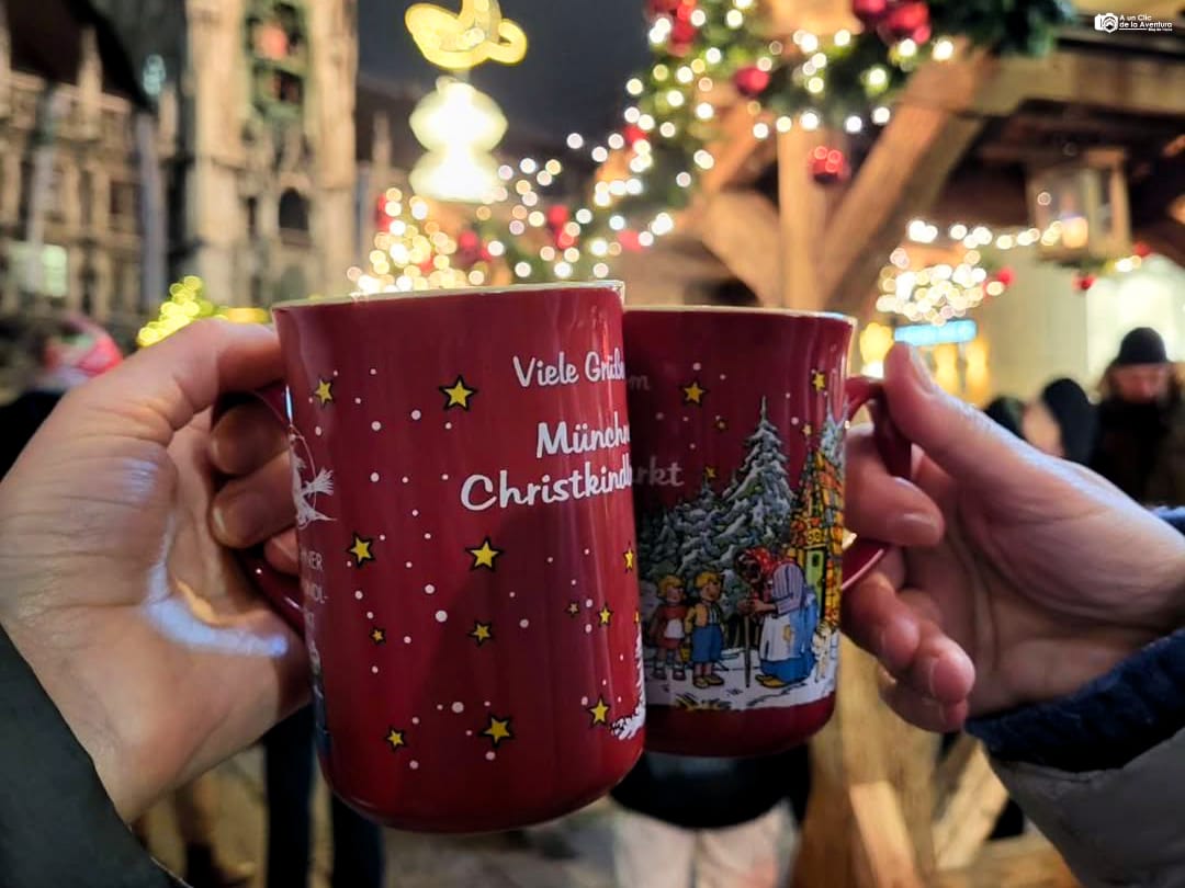 Tazas de Glühwein del mercado navideño de Múnich
